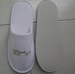 Printed logo hotel slippers with closed toe